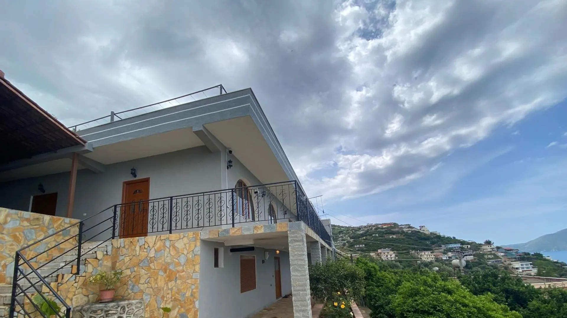Kledi Apartment فلورا